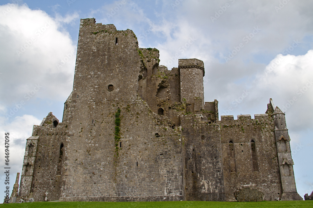 Big, impressive castle on the Rock of Cashel in Ireland