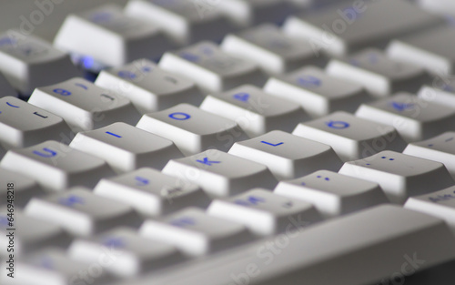 Принти на полотні Teclado blanco con teclas iluminadas en azul