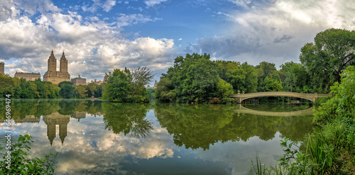 Fototapeta Naklejka Na Ścianę i Meble -  Bow bridge in the early morning on cloudy day