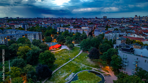 Weinbergspark Kollwitzkiez Berlin Berliner Drone Grünanlage Parkbank Nachbarschaft Kultur Skulpturen Spielplatz Bäume Picknick Spaziergang Denkmal Geschichte Architektur Café Brunnen Kunst Wohnviertel photo