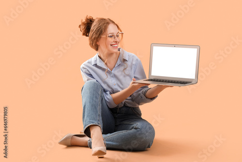Young businesswoman with la...