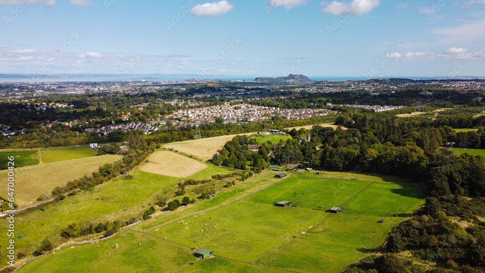 Obraz premium Scottish countryside - Beautiful aerial view of the City of Edinburgh and the countryside in Bonaly, Pentland.