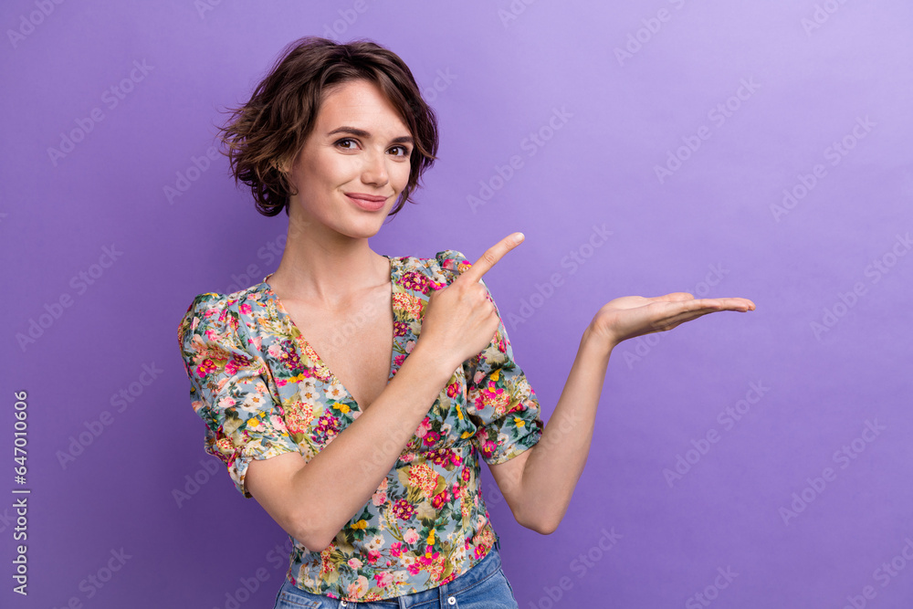 Obraz premium Photo of gorgeous sweet lady wear stylish clothes arm direct empty space recommend visit store mall isolated on purple color background