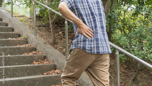 Photo 階段で息切れ・腰痛の男性　イメージ