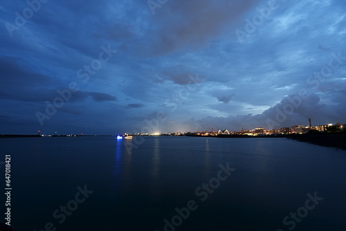 明かりの灯る鹿児島市街地の景色