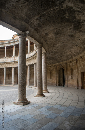 Claustro de palacio renacentista con columnas