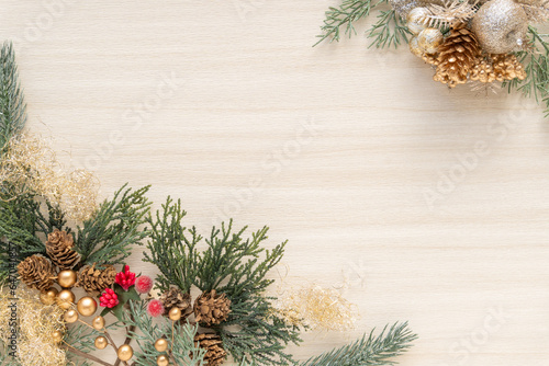 Fototapeta グリーンとオーナメントの縁取りのクリスマスイメージの木目の背景