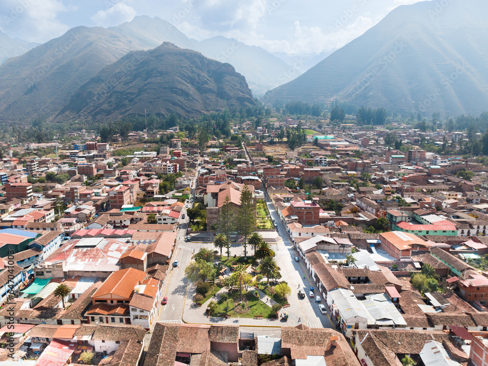Ciudad de Urubamba, en Cusco - Perú, desde el aire. Foto aérea. Plaza de armas y montañas