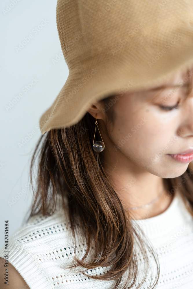 麦わら帽子をかぶった女性 麦わら帽子をかぶった女性
