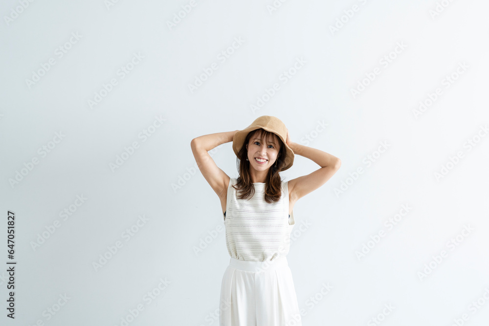 麦わら帽子をかぶった女性 麦わら帽子をかぶった女性