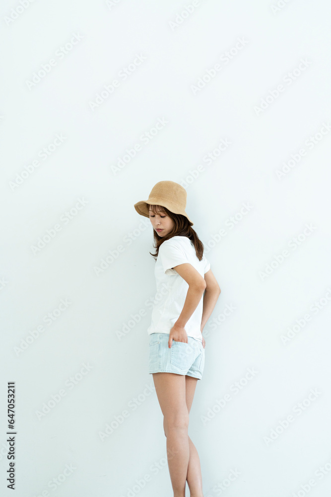 麦わら帽子をかぶった女性 麦わら帽子をかぶった女性