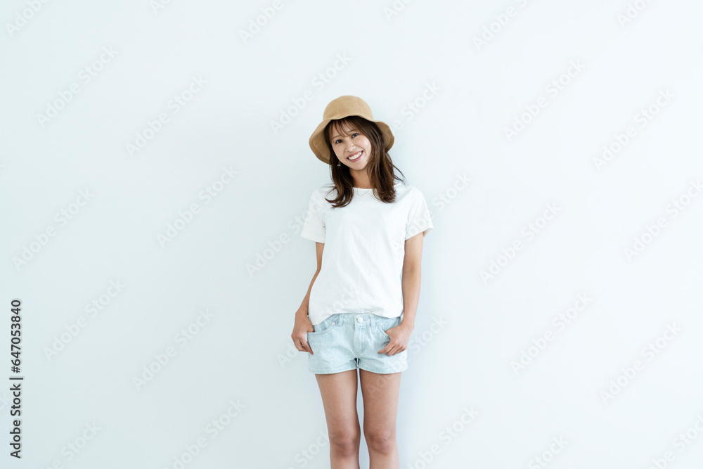 麦わら帽子をかぶった女性 麦わら帽子をかぶった女性