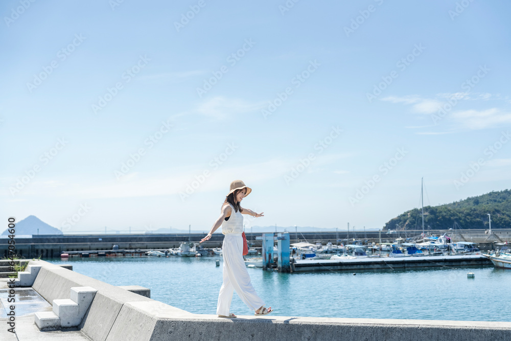 島を旅する女性 島を旅する女性