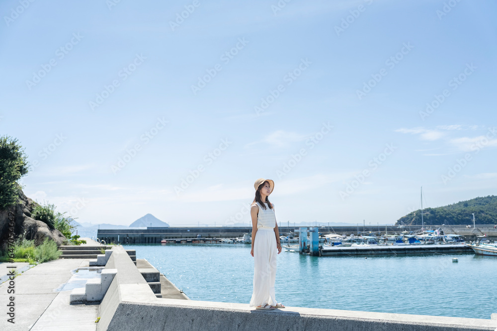 島を旅する女性 島を旅する女性