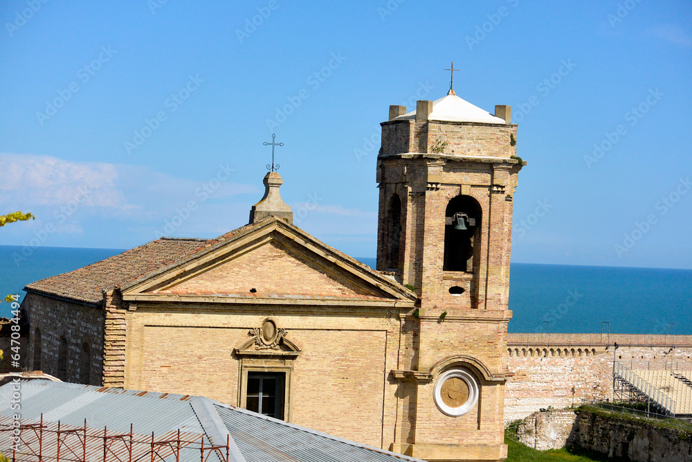 Las iglesias y la tranquila ciudad de Ancona 