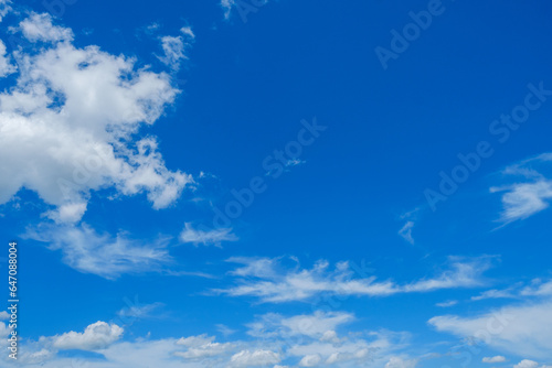 Fototapeta Naklejka Na Ścianę i Meble -  【写真素材】 青空　空　雲　真夏の空　背景　背景素材　8月　コピースペース	