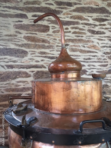 Ancien alambic en cuivre dans un intérieur de style traditionnel
