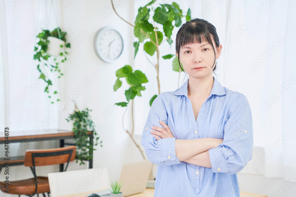 腕を組む自宅で仕事をする女性　立ちポーズ