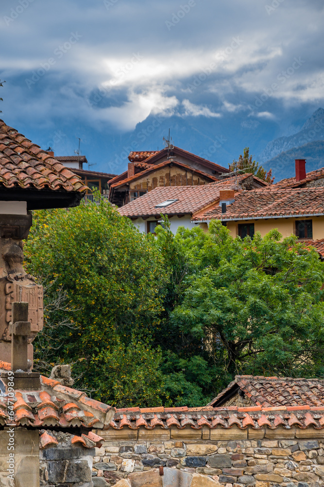 Potes, un precioso pueblo de Cantabria, en los Picos de Europa. Concepto de paisajes y viajes. Potes, un precioso pueblo de Cantabria, en los Picos de Europa. Concepto de paisajes y viajes.