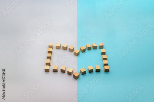 グレーと水色に分かれた本を開いたアイコンのウッドキューブ