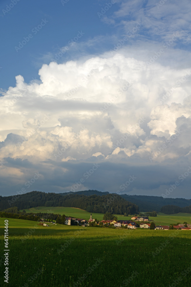 Gewitterwolke über Neufahrn am Wallersee