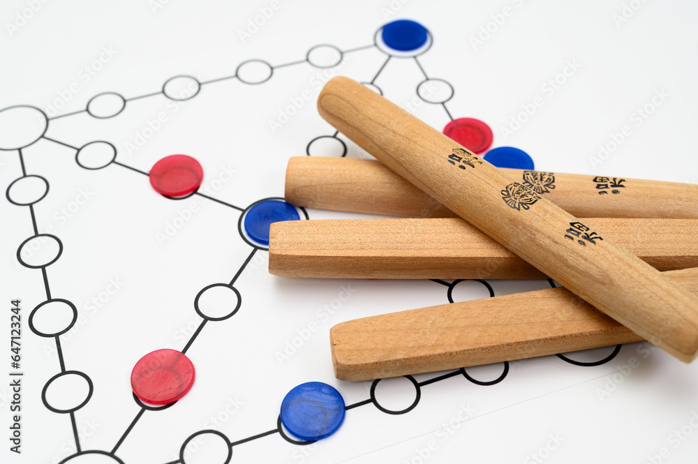 한국 전통민속놀이인 윷놀이에 필요한 윷가락과 말판 Stock Photo | Adobe Stock