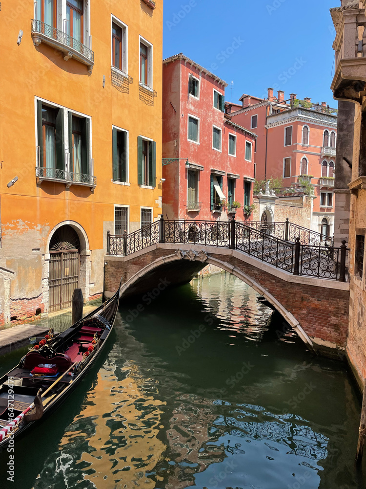 Un canal de Venise en été