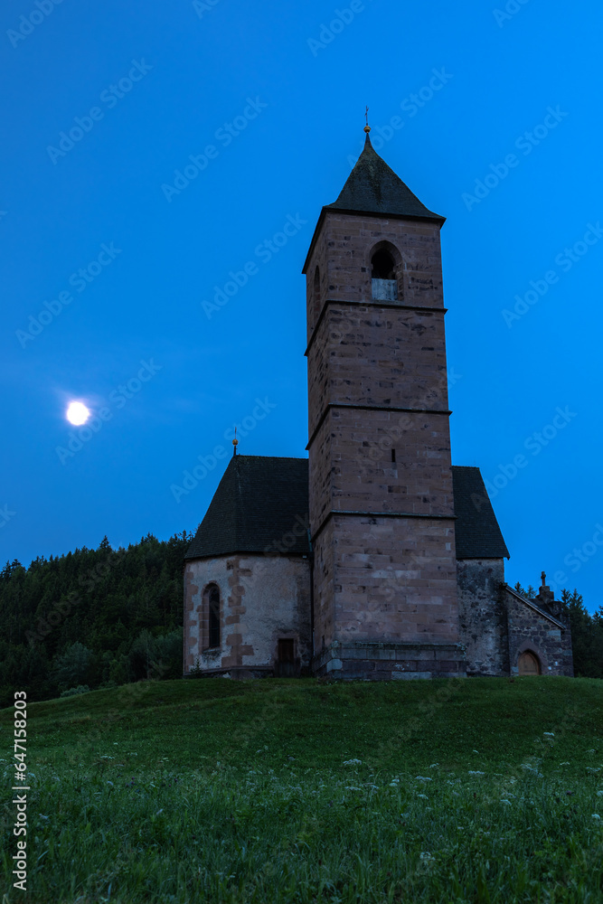 Kirche St. Kathrein, Hafling bei Meran, Südtirol, am frühen Morgen