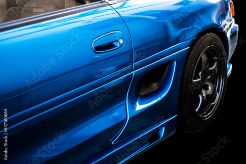 青いスポーツカー © Nii Koo Nyan