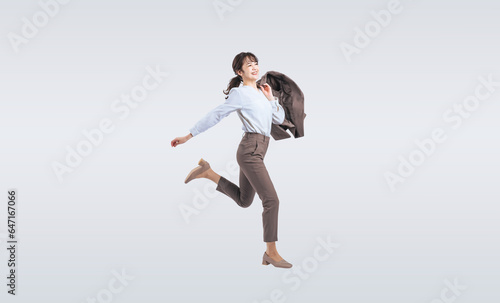 ジャンプするミドル女性（切り抜き背景透過PNGも販売しております。作成者リンクから「PNG」で検索してください）