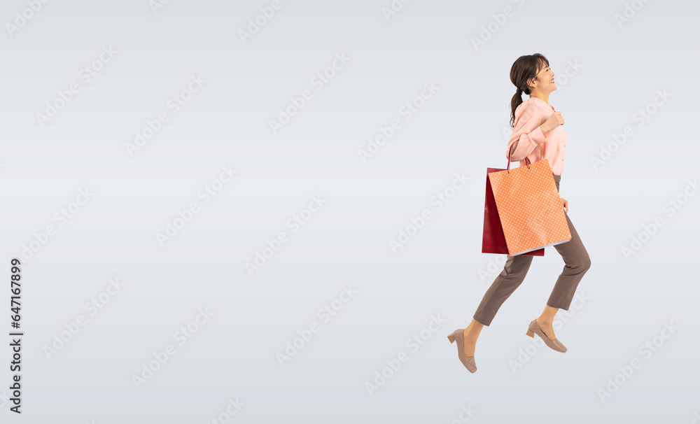 ショッピングバッグを持ってジャンプするミドル女性(切り抜き背景透過PNGも販売しております。作成者リンクから「PNG」で検索してください) ショッピングバッグを持ってジャンプするミドル女性(切り抜き背景透過PNGも販売しております。作成者リンクから「PNG」で検索してください)