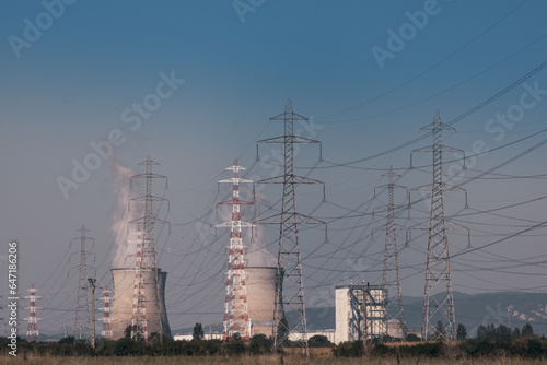 site industriel: centrale nucléaire produisant de l'énergie électrique grâce à ses réacteurs nucléaires photo