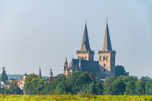 Xanten am Niederrhein - Blick auf die Doppeltürme des Xantener St. Viktor Domes  und Karthaus