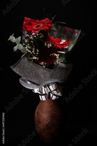 Hermoso jarron con flores rojas