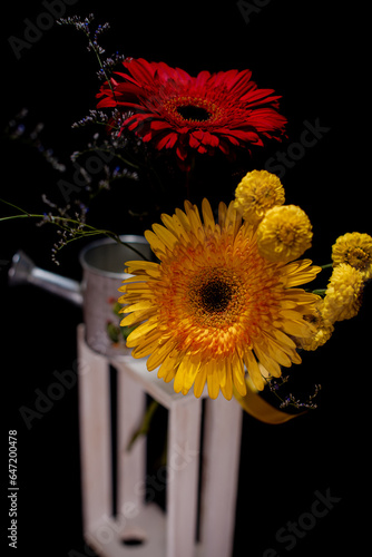 Arreglo floral amarillo y rojo borgoña