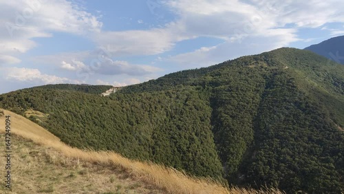 Vista lungo il crinale della montagna nelle Marche in Italia photo