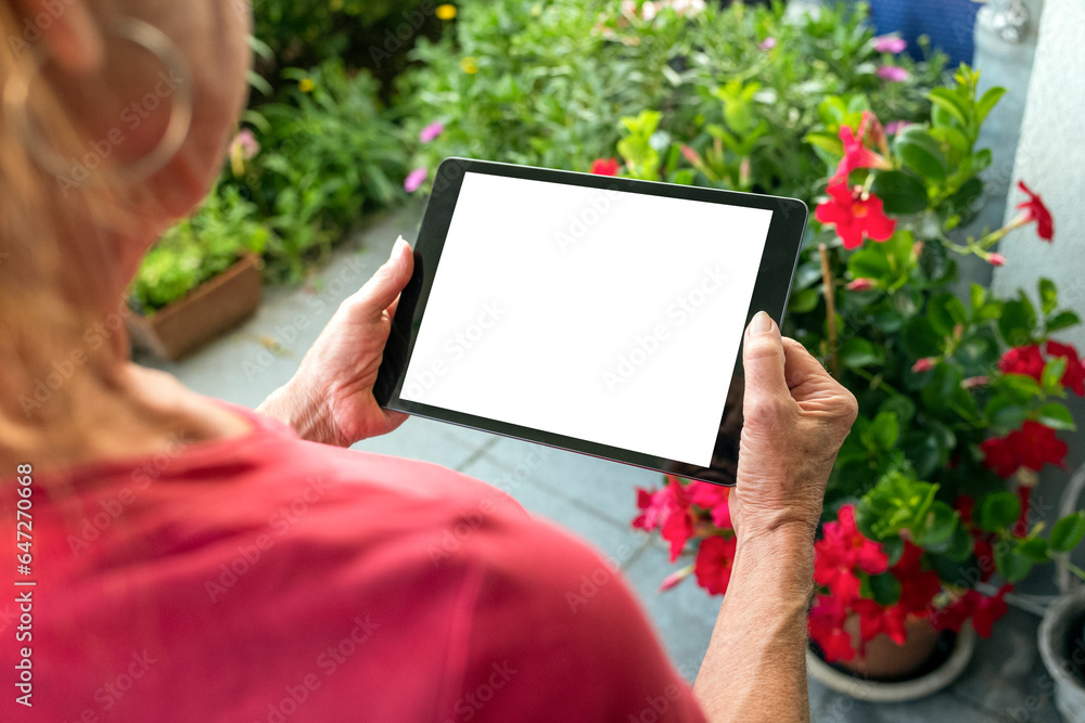 Seniorin Frau Tablet Display Hand halten Garten Vorlage