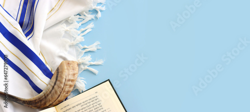 Foto religion image of shofar (horn) on white prayer talit