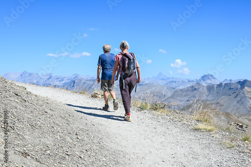 France Alpes Parc National du Mercantour montagne col de La Bonette marche randonnée couple retraite