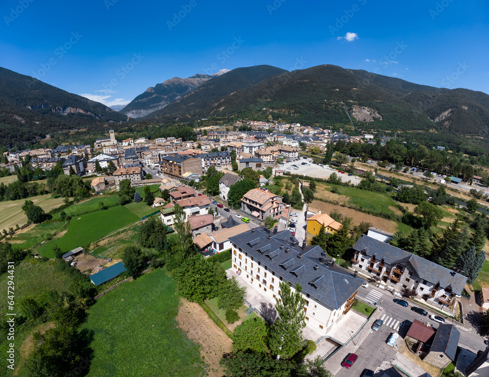 Panorámica aérea de Biescas (Huesca). Imagen tomada con drone en verano del 2.023. 