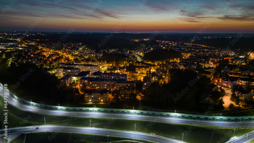 Widok z lotu ptaka miasta Gdynia podczas zachodu słońca, zdjęcia zrobione dronem, neony światła nocnego miasta i ulic - obrazy, fototapety, plakaty 