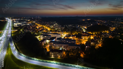 Widok z lotu ptaka miasta Gdynia podczas zachodu słońca, zdjęcia zrobione dronem, neony światła nocnego miasta i ulic © Artur Wojtczak 