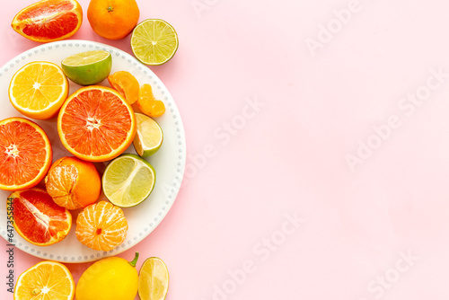 Fototapeta Naklejka Na Ścianę i Meble -  Layout of citrus fruits on white plate top view
