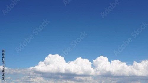 画面下に雲　空　タイムラプス