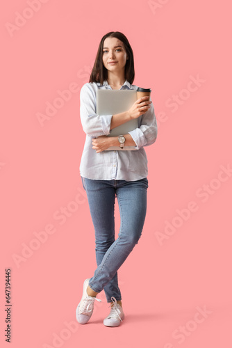 Young businesswoman with cu...