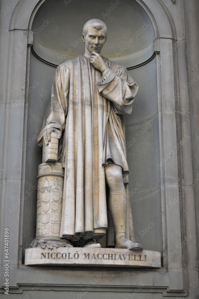 Obraz premium Statue of Italian Renaissance diplomat and writer Niccolo Machiavelli outside the Uffizi Gallery in Florence, Italy. Father of Modern Political Science.