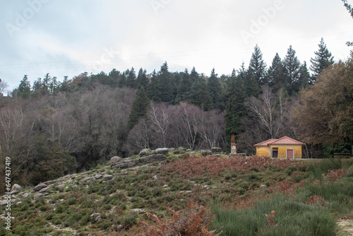uma simples casa amarela nas montanhas durante o outono