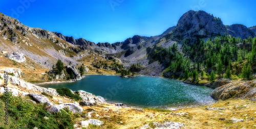 Paysage de montagne dans le massif du Mercantour avec le lac de Trécolpas dans les Alpes du Sud avec un effet Orton