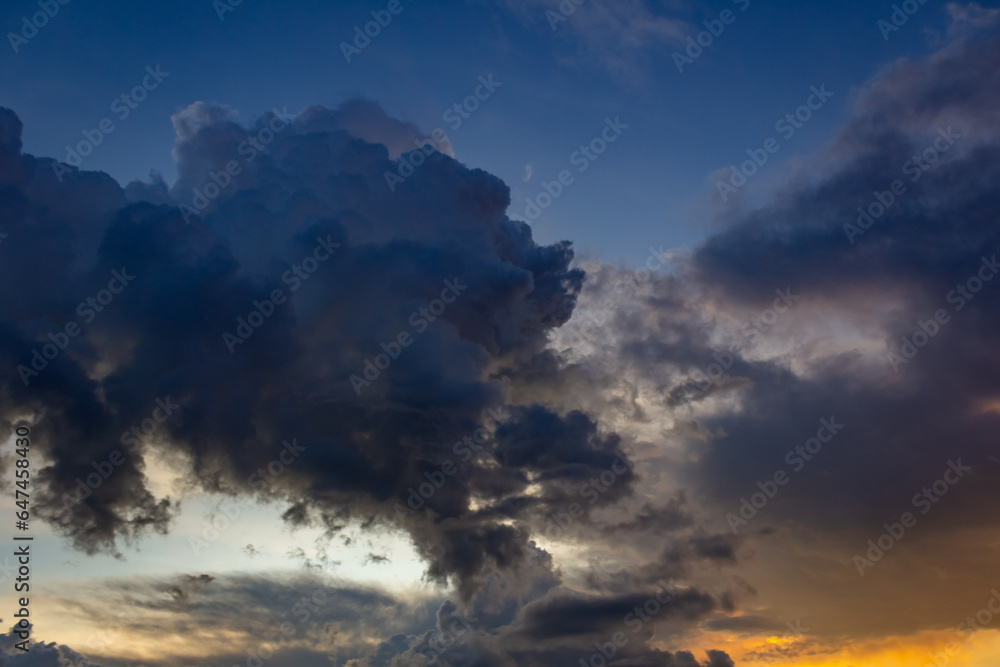 Obraz premium big clouds in the sky at sunset
