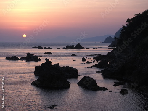 海岸の岩と夜明けの空